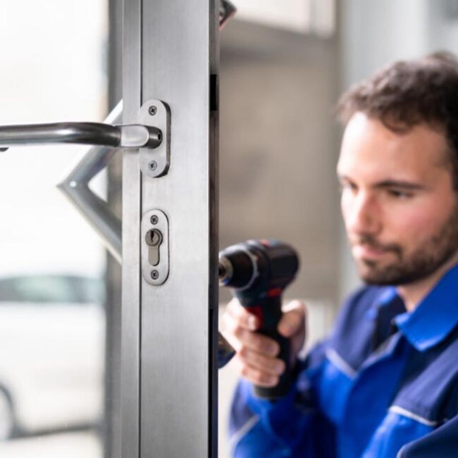Serrurier en dépannage sur une porte